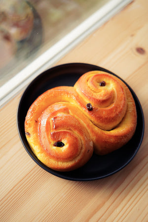 4 baked ”Lussekatter” (saffron buns)